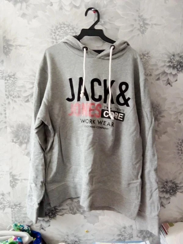 Pull à capuche gris, taille M pour homme.